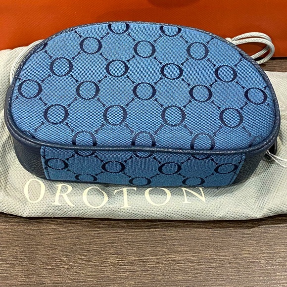 Oroton Small Beauty Case in Navy - Picture 4 of 6